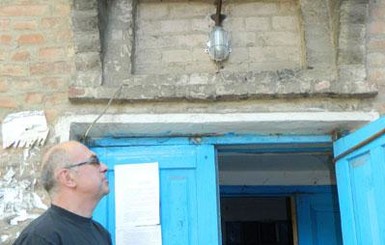 Жилсервис установил в подъезде невидимые двери за две тысячи и повесил лампочку за семьсот гривен 