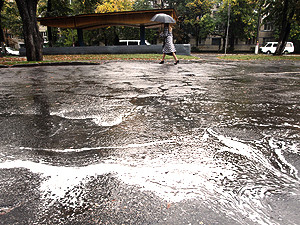 В Киеве прошел пенный дождь. Опасен ли он для здоровья?