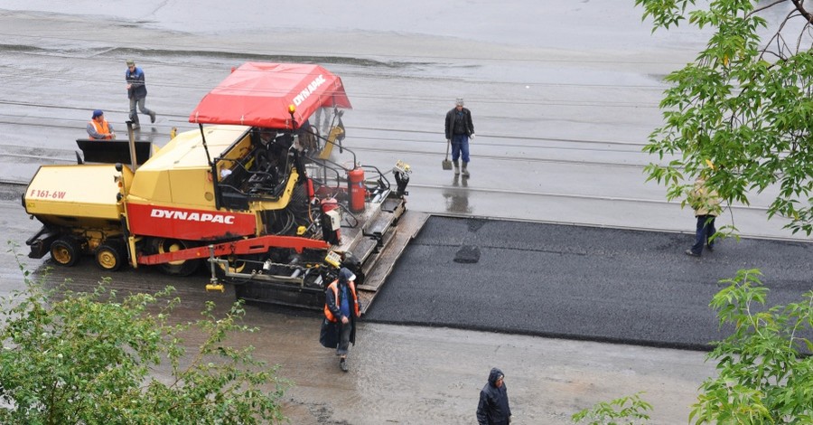 В Донецке кладут асфальт прямо в лужи