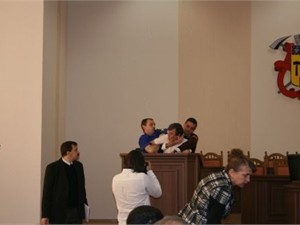 В Луганском горсовете из-за Ландика дрались и кусались