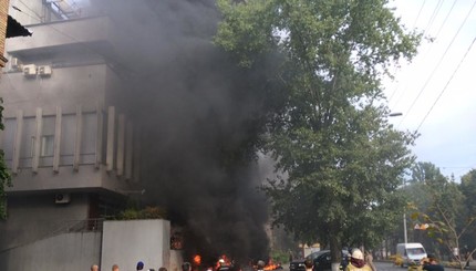 Подожгли Интер, здание и сотрудники в огне