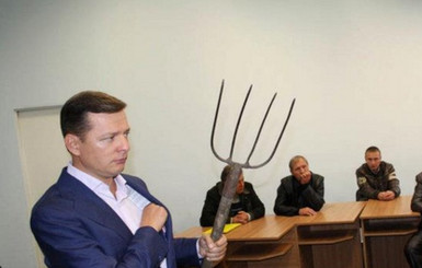 Скандальный украинский нардеп носит на встречи с избирателями вилы