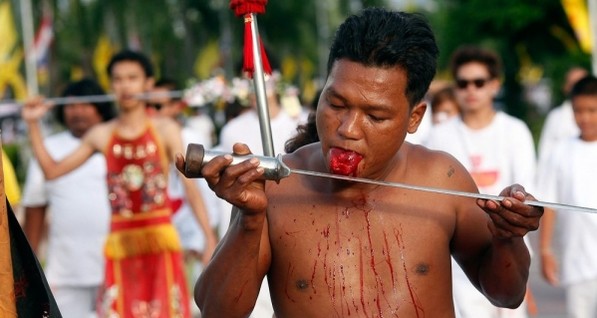 Кровавая резня по-вегетарианcки : участники фестиваля изрезали себя на бекон 
