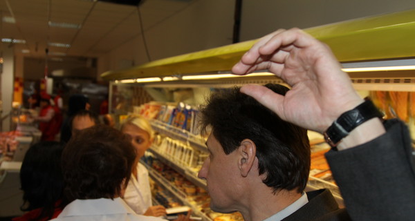 Во время проверки просрочки в супермаркете журналиста ударили и ограбили