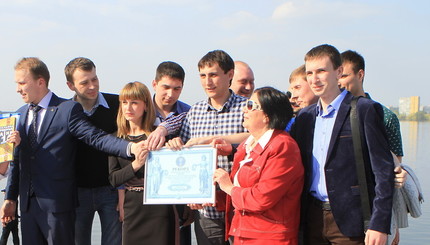 В Днепропетровске День Космонавтики отпраздновали рекордным чертежом