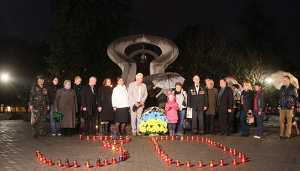 У памятника чернобыльцам в Днепре зажгли поминальные свечи