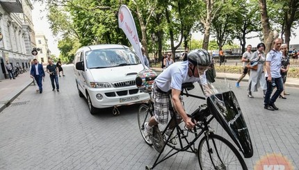Новый рекорд: одессит на велосипеде тащил микроавтобус