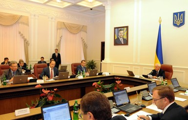Азаров призвал министров вербовать людей по Интернету