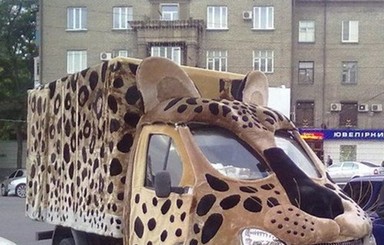 По Запорожью разъезжает мягкая машина-леопард с хвостом