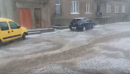В Луцке посреди июня выпал снег с градом
