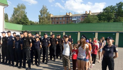Ровенские полицейские будят горожан громким исполнением гимна