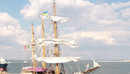 В порту Одессы стоит на рейде уникальное деревянное судно