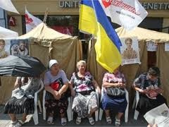 Под Печерским судом митингуют сторонники и противники Тимошенко