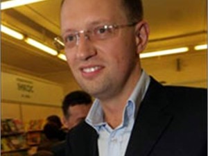Арсений Яценюк безуспешно пытается прорваться к Юлии Тимошенко