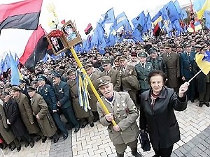 В Киеве витренковцы и члены УНА-УНСО отмечают два праздника на одной площади
