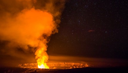 Фотографы сняли захватывающее видео извержения вулкана в воду
