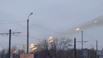 Опубликовано видео обстрелов Авдеевки в ночь на 31 января