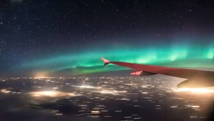 В Сети показали кадры полета над северным сиянием