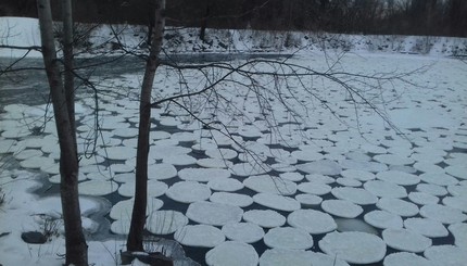 На Полтавщине река устроила ледяную 