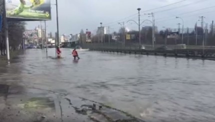 Видео потопа в Киеве возле центрального ЗАГСа