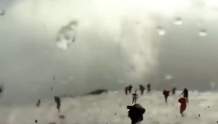 ВВС показало видео побега туристов от вулкана Этна