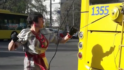 Украинский Фейсбук взорвало видео женщины-водителя троллейбуса в вышиванке