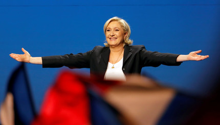 Марин Ле Пен танцует после поражения на выборах