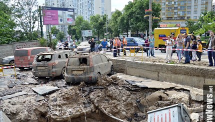 В Киеве прорвало трубу: вода повредила машины и дом
