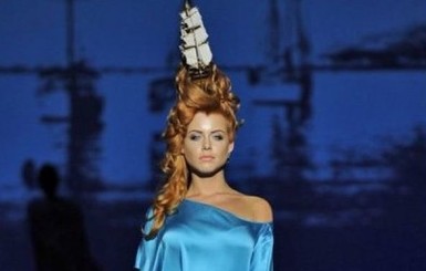На украинской Неделе Моды звезды вышли с кораблями на голове