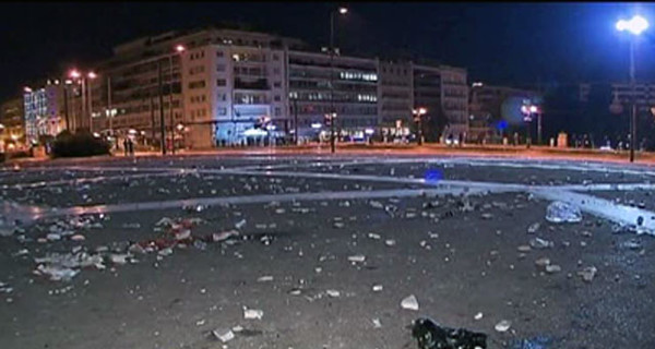 Парламент Греции во время штурма здания сократил бюджет