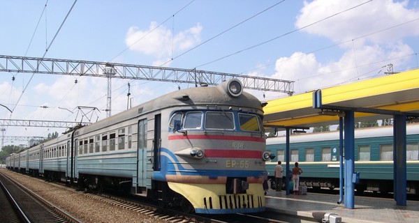 В Виннице участковый спас дембеля от смерти под колесами поезда