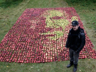 Британский художник создал портрет основателя Apple из гнилых яблок