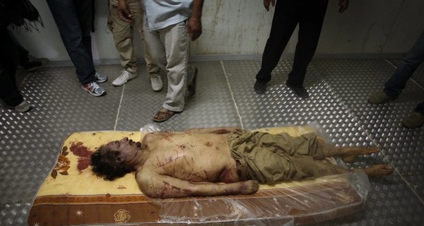 Тело Каддафи выставлено на всеобщее обозрение в торговом центре 