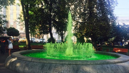 В Киеве появился изумрудный фонтан благодаря вандалам