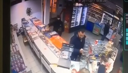 Видео: как сын депутата Попова с пистолетом ограбил магазин