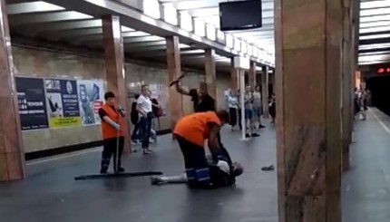 В киевском метро полицейский жестоко избил дубинкой человека