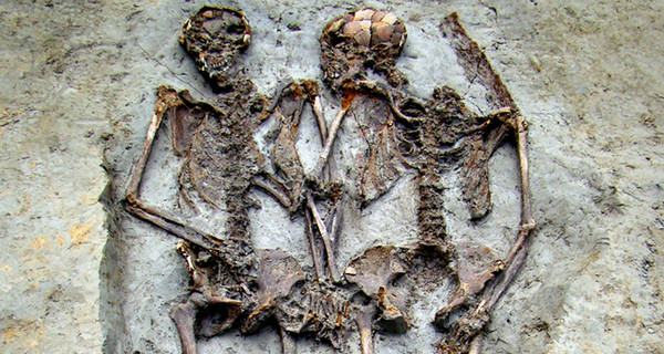 Влюбленные скелеты 1 500 лет продержались за ручки