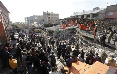 Ребенок найден под завалами рухнувшего от землетрясения дома в Турции 