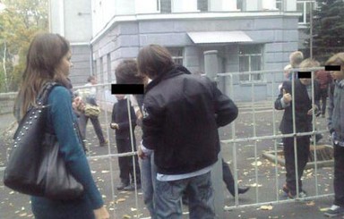 Разборки в днепропетровской школе: восьмикласснику проткнули спину