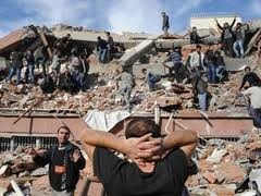 В Турции из-под обломков домов продолжают доставать живых людей