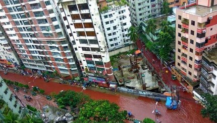 Улицы столицы Бангладеша затопила вода с кровью