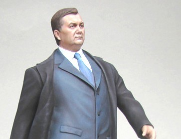 Администрация президента России купила оловянного Януковича за 15000$