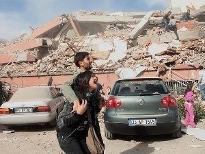 В Турции спасли пролежавшего 4 дня под завалами 