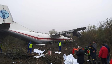Во Львове самолет Ан-12 разбился на кладбище