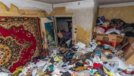 Жительница Запорожья превратила свою квартиру в помойку