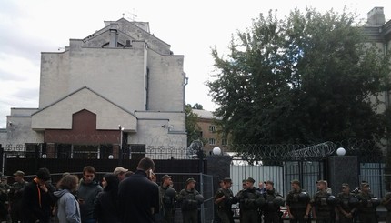 Драка под посольством России в Киеве