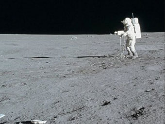 У астронавта отберут побывавшую на Луне видеокамеру