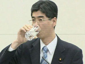 Японский парламентарий выпил стакан воды из резервуаров 
