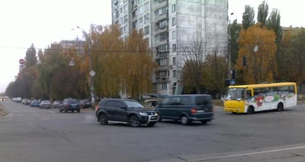В Киеве из-за поломанного светофора на перекрестке уже три дня гоняет неуправляемый автомобильный поток