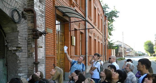 Запорожцам проводят экскурсии по Александровску